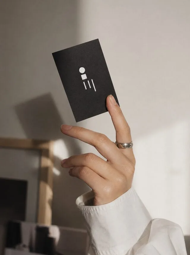 手持 Simply Works Marketing 名片